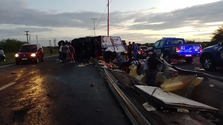 Santa Fe: un camión volcó con 8 toneladas de pollo y fue saqueado en minutos
