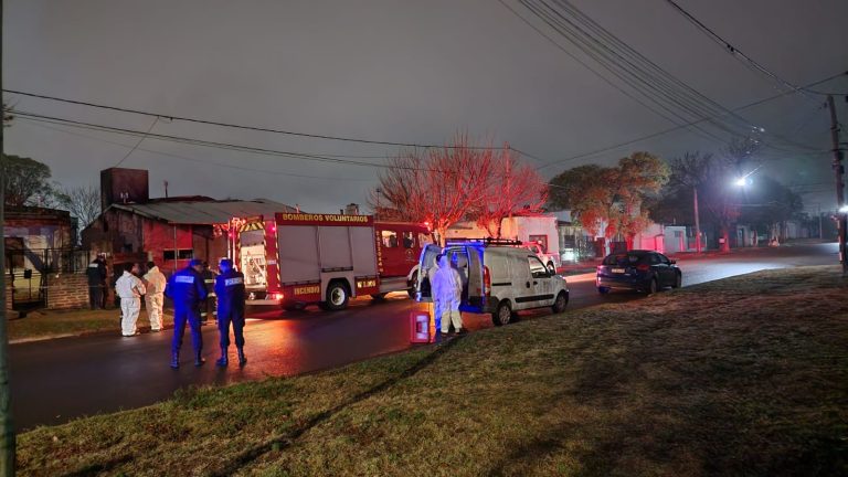 “La vivienda estaba en llamas en su totalidad”, expresó Ana Pinilla quién lideró la intervención de bomberos en incendio de Calle 6