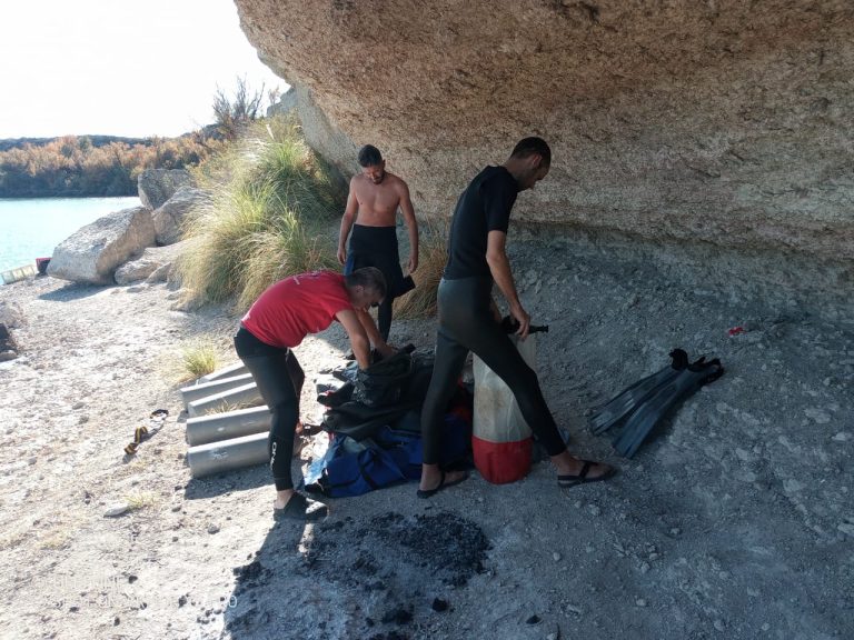 Nueva cava subacuática en el Río Colorado: fueron sumergidas otras 288 botellas