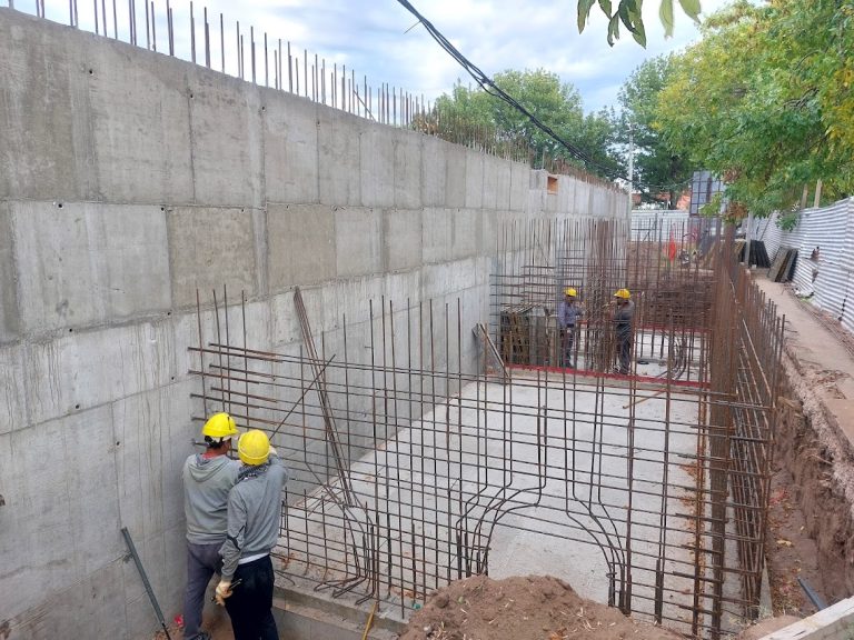 La obra de la nueva cisterna de agua en General Pico en su etapa final