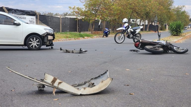 Choque entre moto y automóvil en calle 407 y diagonal Mocoví deja a dos hombres heridos