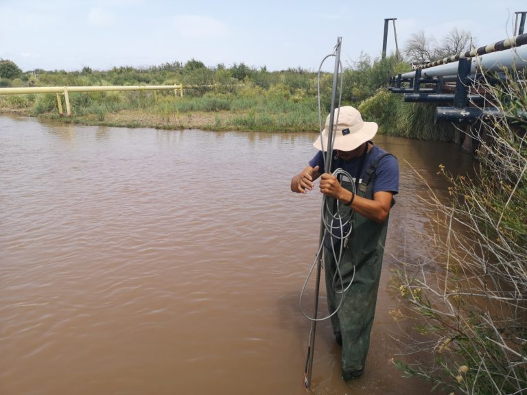 Mediciones de agua para riego en el río Colorado: trabajos y veda en el área de 25 de Mayo
