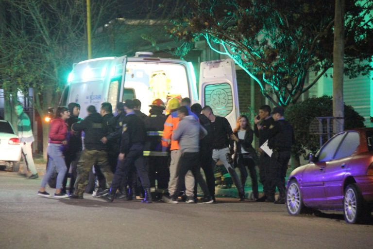 Atrapan al agresor y se produce un accidente durante la persecución policial que deja a dos personas heridas, uno de ellos un efectivo policial