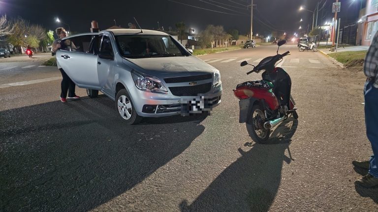Choque semifrontal entre un auto y una moto en el Rucci: una mujer fue trasladada