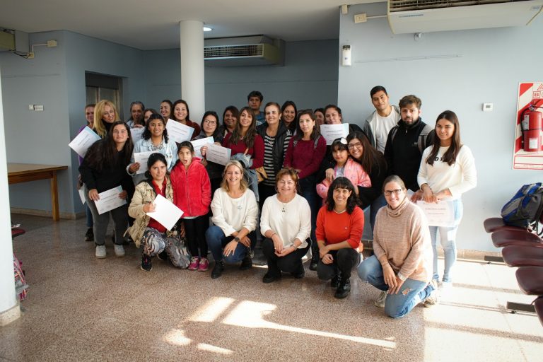 Entregaron certificados a piquenses que culminaron el curso de atención al cliente