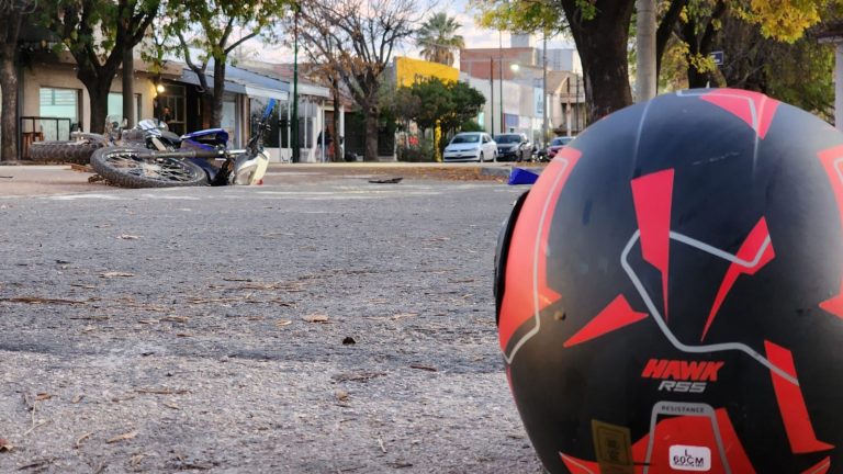 Motoclista fue asistido tras un choque con un Corolla en la esquina de la facultad de Humanas
