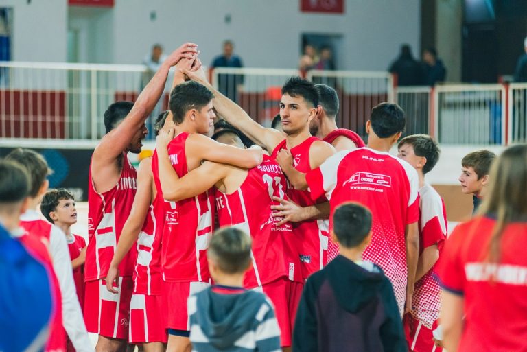 La fiesta del básquet piquense se pintó de rojo en el inicio del Play Off