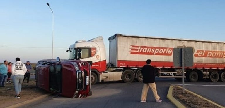 Un camión y una camioneta chocaron en la intersección de la Ruta Nacional 5 y la Ruta Provincial 7