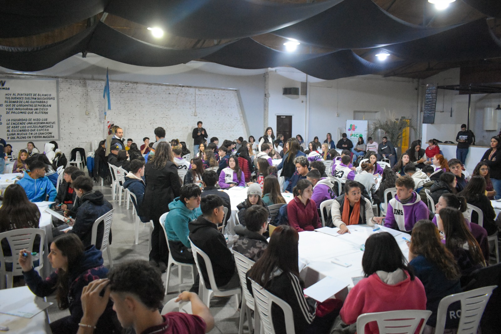 Jóvenes y Nocturnidad”: Más de 140 estudiantes participan en taller para abordar problemáticas y soluciones en la noche piquense