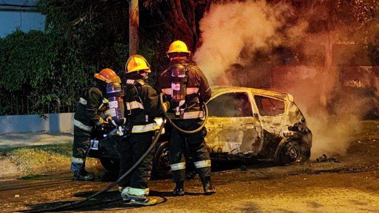 Incendio de Ford Ka en calles 15 bis y 116: Policía investiga posible intencionalidad