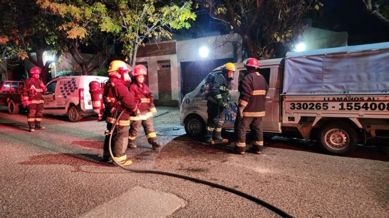 En la madrugada piquense un vehículo de reparto de agua se incendió e investigan si fue intencional