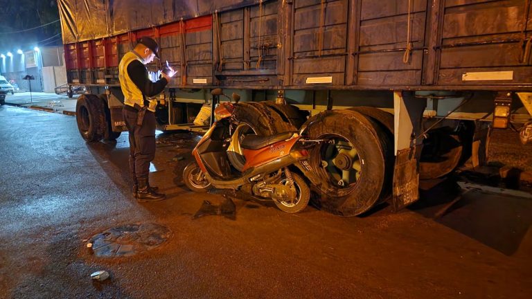 El motociclista que chocó con un acoplado anoche sufrió traumatismo endocraneal y fractura de maxilar