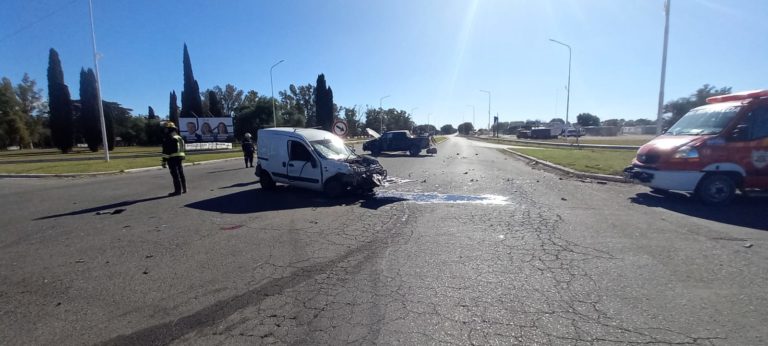 Accidente en un cruce de rutas dejó heridas a dos personas