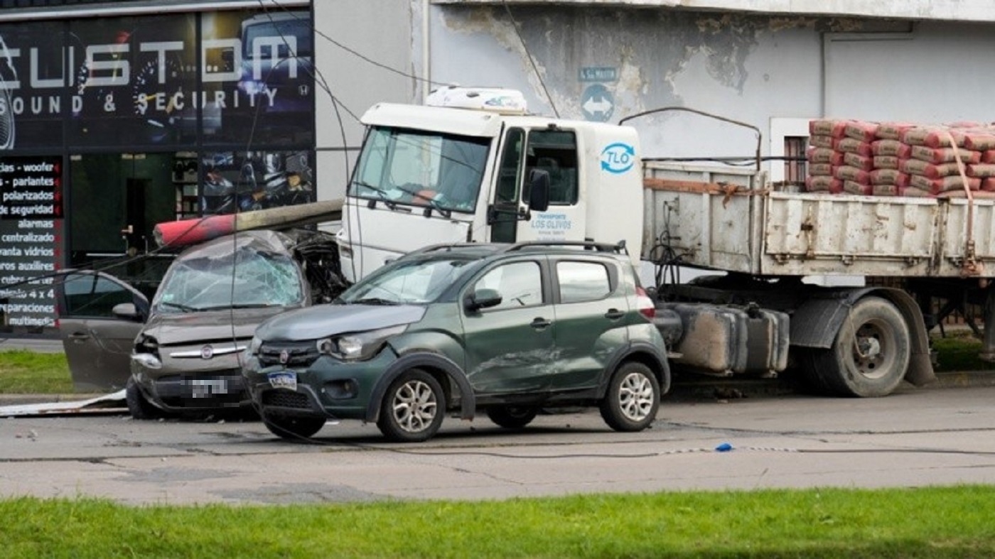 ACCIDENTE FATAL: Un camión chocó a 9 vehículos en un semáforo y una mujer perdió la vida por politraumatismos ACCIDENTE FATAL: Un camión chocó a 9 vehículos en un semáforo y una mujer perdió la vida por politraumatismos