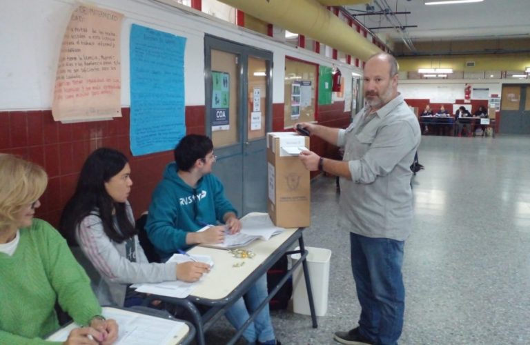  Claudio Acosta, el primer candidato a la gobernación por el partido “Desde el Pie” ya emitió su voto
