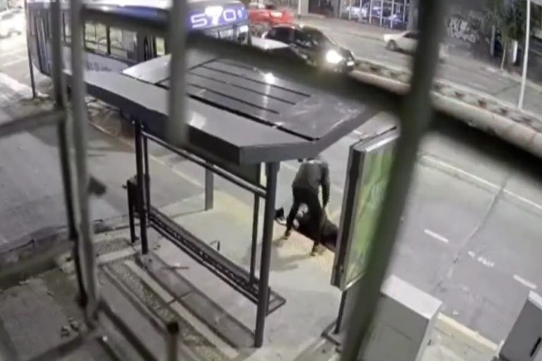 Avellaneda: balearon a un policía para robarle la moto y le sacaron el arma reglamentaria