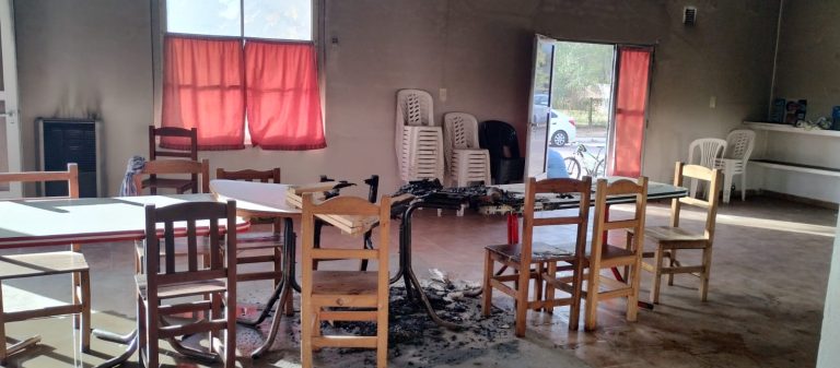 Ataque vandálico incendia la sede del FREJUPA en La Maruja