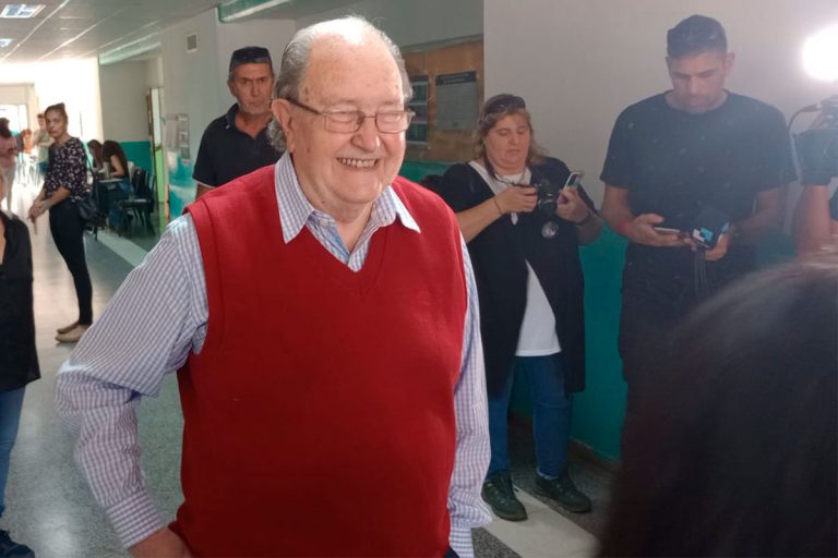 El ex gobernador Carlos Verna paso por el cuarto oscuro: “yo sigo jubilado”