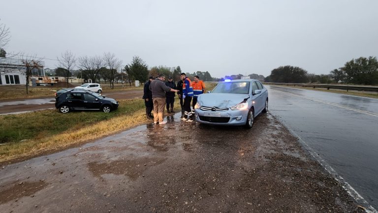 Choque entre vehículos en ruta provincial 1 y bajo condiciones de lluvia deja a un menor herido