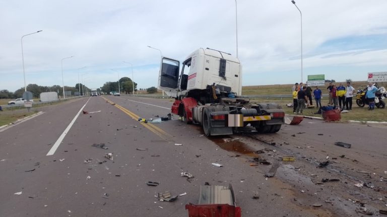 Choque de camiones en el cruce de Ruta Nacional 35 y Ruta Provincial 18 deja un lesionado y obstrucción parcial de calzada