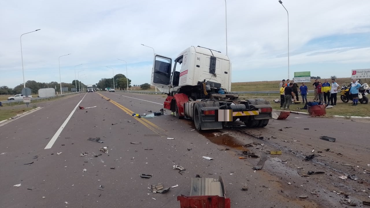 Choque de camiones en el cruce de Ruta Nacional 35 y Ruta Provincial 18 deja un lesionado y