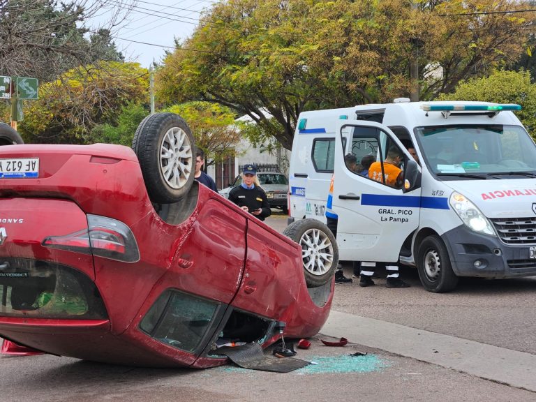 Choque y vuelco en plena ciudad dejó una persona lesionada