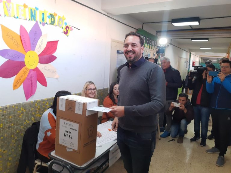 El intendente santarroseño Luciano di Nápoli emitió su voto con confianza y se abstuvo de abordar temas nacionales