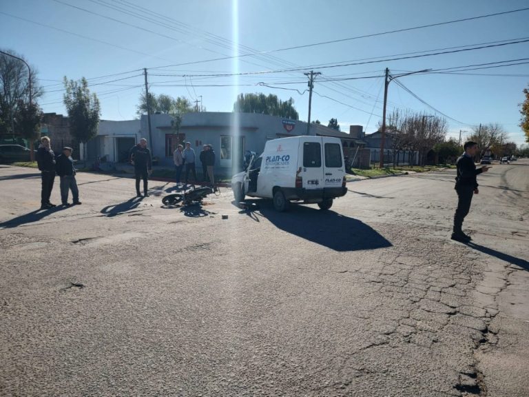 Motociclista fue trasladado al Centeno desde Eduardo Castex tras chocar con una Fiorino