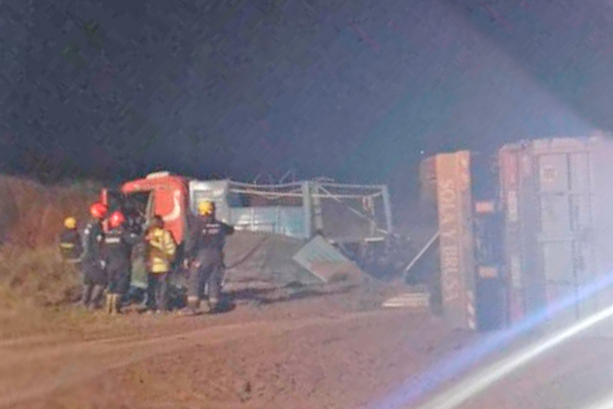Camionero vuelca acoplado cargado de arena en la curva de Trili