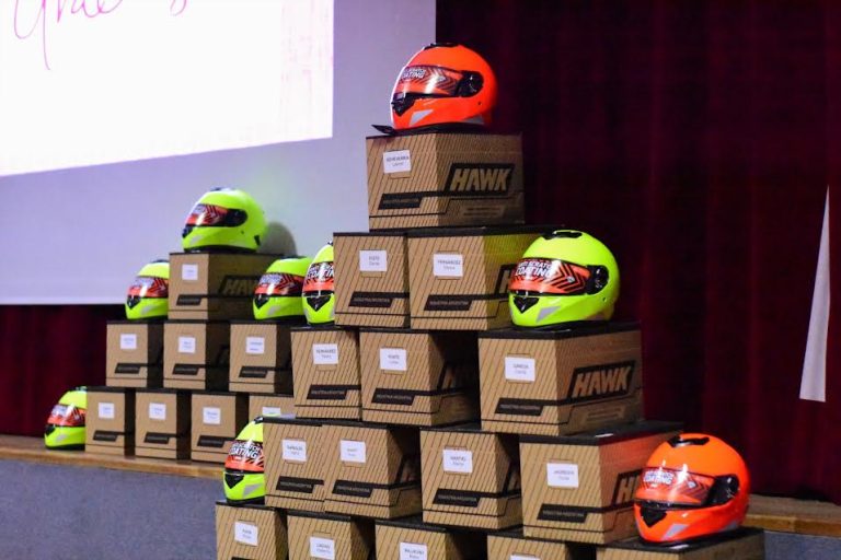 Apoyo a la seguridad vial en General Pico: Entrega de kits de protección a motociclistas