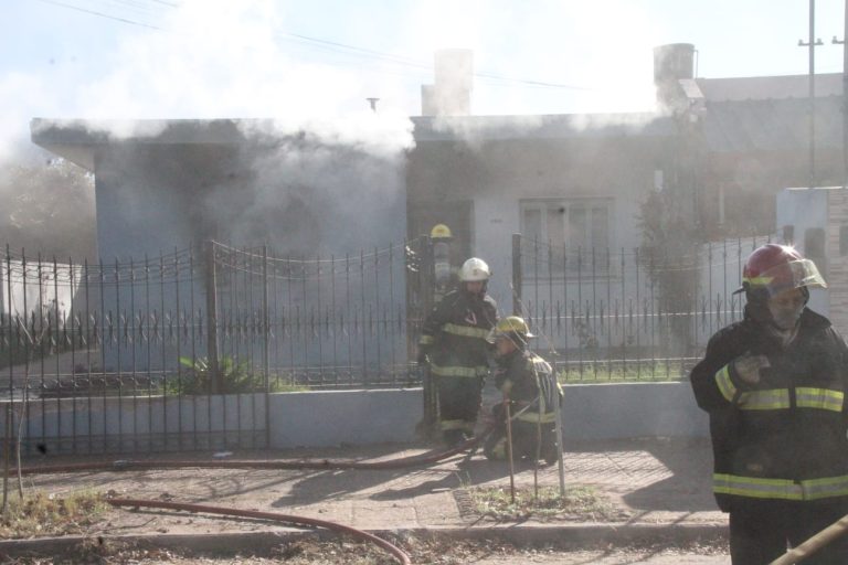 Dramático incendio en una casa de General Pico: dos niños lograron salir cuando comenzó el fuego