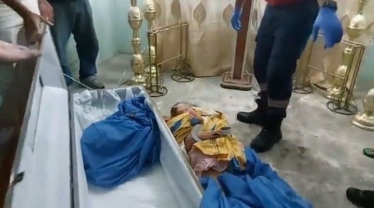 Ecuador: una anciana se despertó dentro de un ataúd durante su propio velatorio