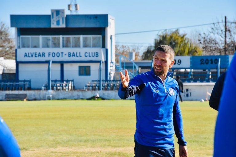 Bienvenido a casa, Campeón!. “Papu” Gómez estuvo junto al plantel de Alvear FBC