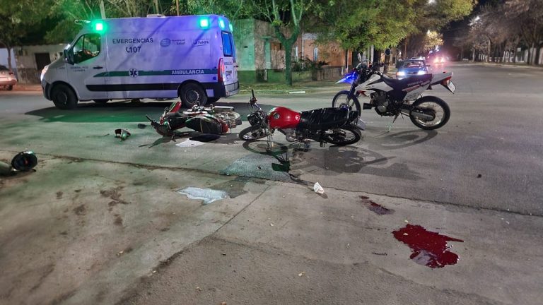 Choque de dos motos en la intersección de Calle 11 y 104 deja a un hombre hospitalizado