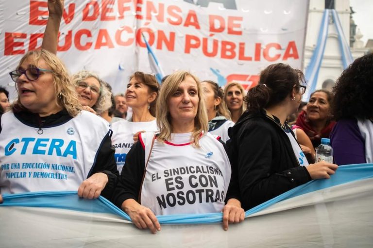 “El gobierno debe invertir en educación para que las escuelas tengan todos los recursos necesarios para afrontar las situaciones complejas que se dan”, declaró Roxana Gugliara