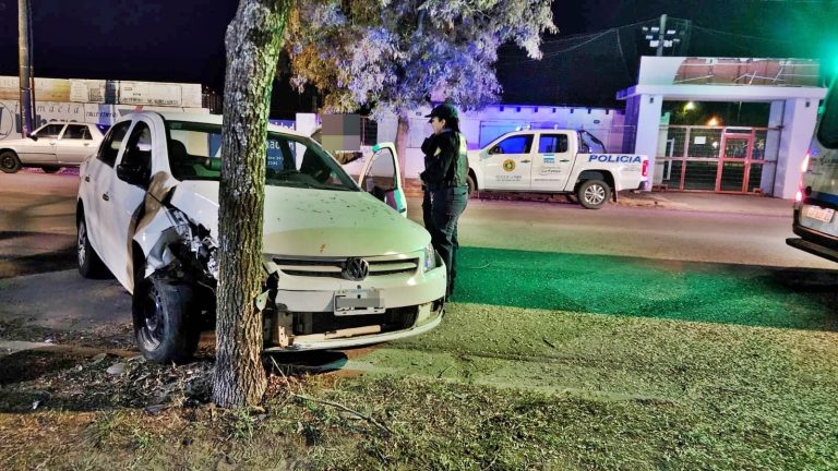 Conductor no sufrió lesiones de gravedad luego de chocar contra un árbol en la Calle 10
