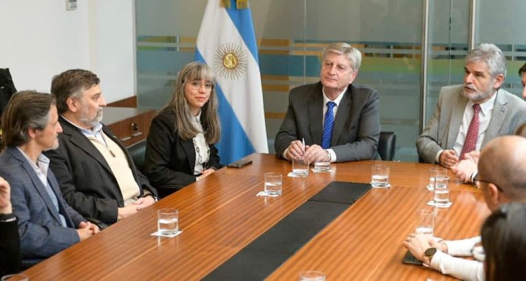 Ziliotto encabezó, con Filmus, la firma del acuerdo para la readecuación del “Centro Radio Oncológico del Centro del País”
