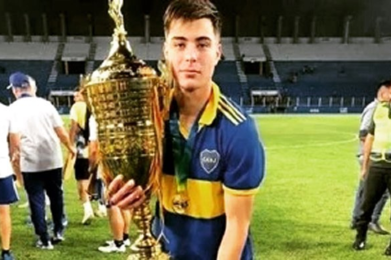 El defensor de Bernardo Larroudé, Aarón Anselmino entrenó con la Primera de Boca