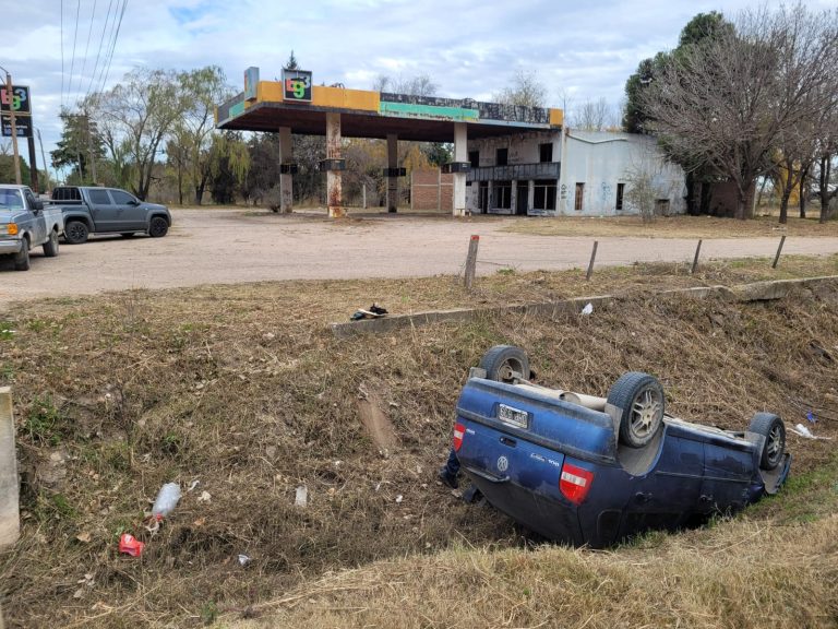 Un auto volcó y terminó dentro de un desagüe en Eduardo Castex
