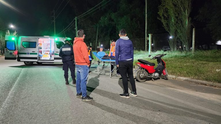 Una adolescente de 16 años fue trasladada al Hospital tras chocar, con su moto, con un perro