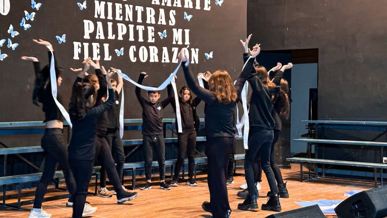 Estudiantes de 4° grado rinden homenaje al Día de la Bandera en un acto conmemorativo en General Pico