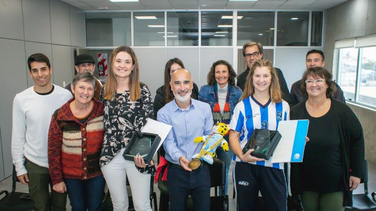 Las deportistas piquenses, Carla Gerbaudo y Valeria Gaccio, recibieron una distinción por su reciente participación y logros en el Primer Campeonato Mundial de Cestoball