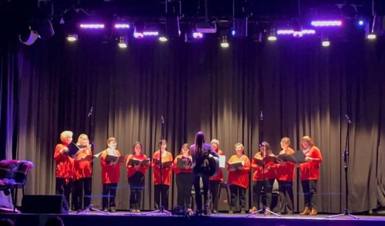El Recital Coral Solidario “Más Voces = Más Manos” vuelve este sábado para iluminar el escenario y alimentar la solidaridad