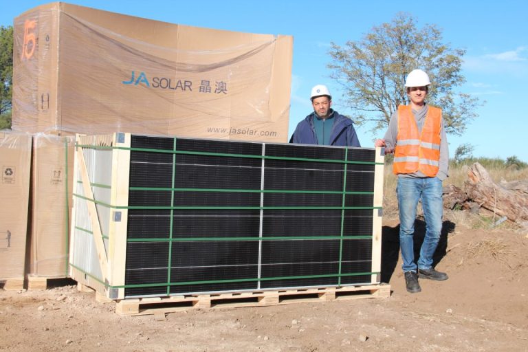 Energía renovable: Llegaron más de 14 mil paneles fotovoltaicos a Victorica desde China