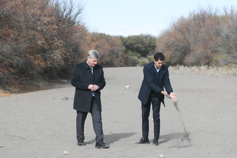Wado de Pedro junto a Ziliotto en él cause seco del Río Atuel: “voy a seguir trabajando para que llegue el agua”