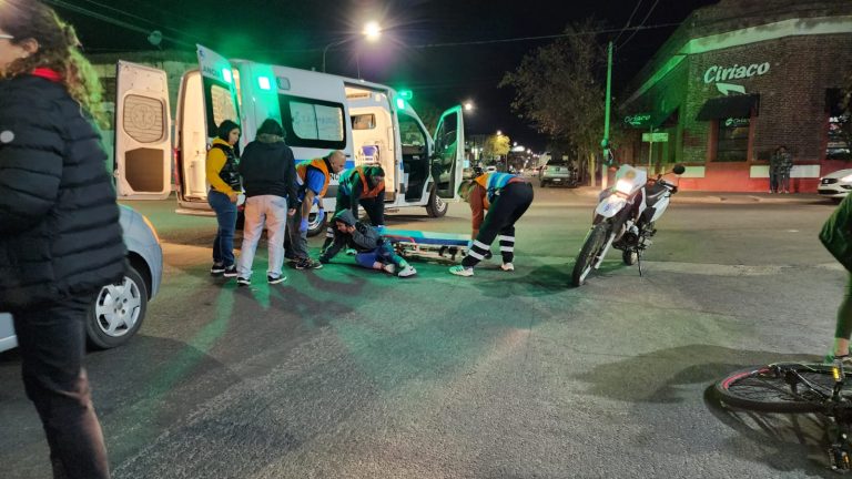 Una ciclista debió ser trasladada por el SEM tras ser embestida por un auto en la esquina de 24 y 23