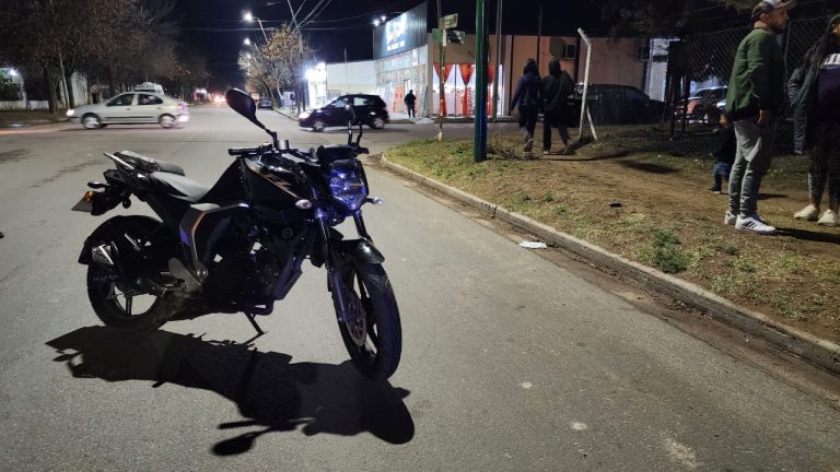 Un motociclista iba por la calle 9, chocó a una camioneta y terminó en la guardia