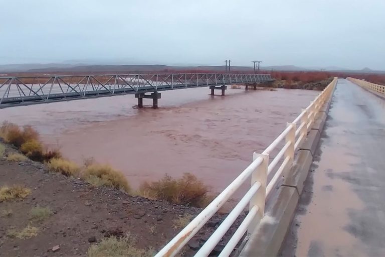 Crecida del Río Colorado trae complicaciones para los habitantes de la zona y para los pozos petroleros: 15 años atrás ocurrió algo similar