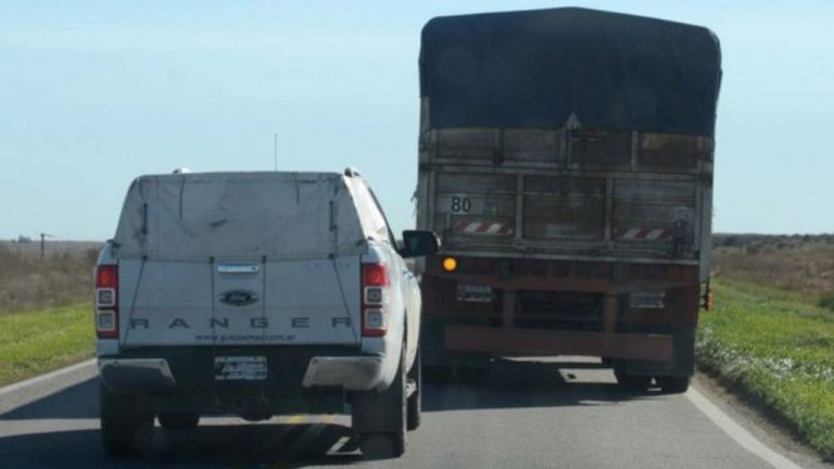 ¿Cuándo se puede adelantar un vehículo en la ruta?