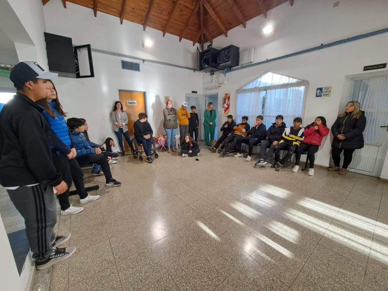 Estudiantes del Colegio Leuvucó viven la justicia en primera persona en el edificio judicial de Victorica
